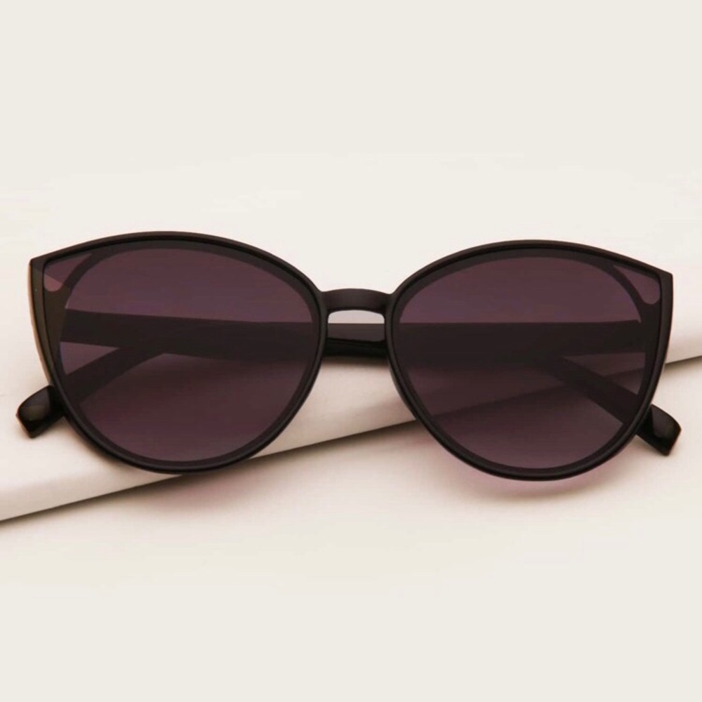 Beautiful cat-eye sunglasses!!! Look exactly as advertised!